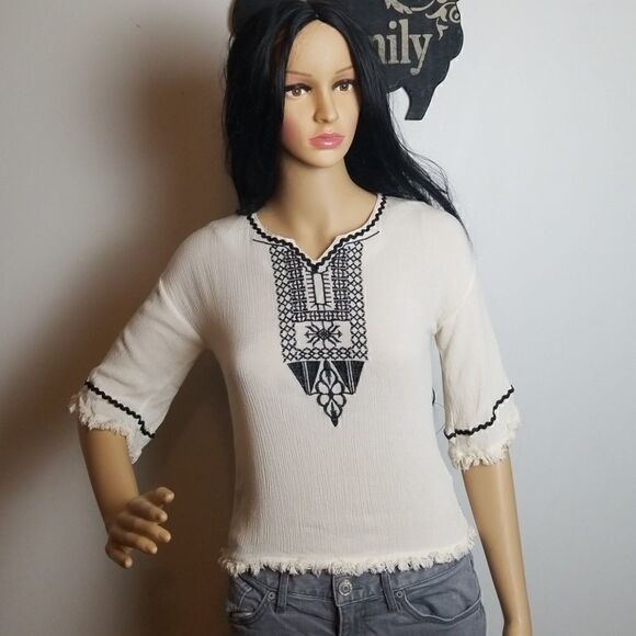 Sadie Robertson embroidered top   - Picture 1 of 8